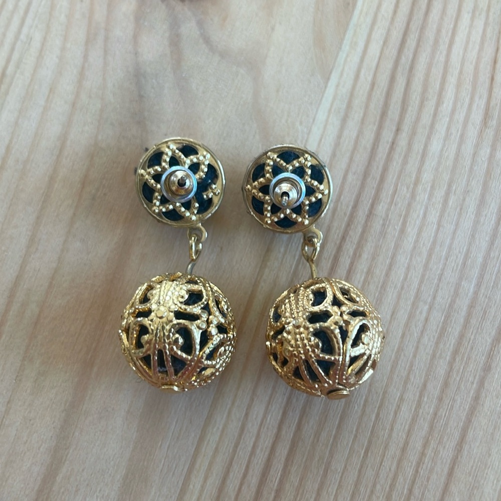 Gold tone vintage earrings